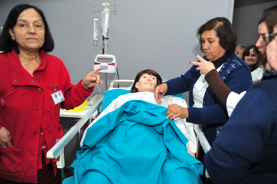 Área de Salud inaugura moderna sala de simulación clínica en Hospital Félix Bulnes