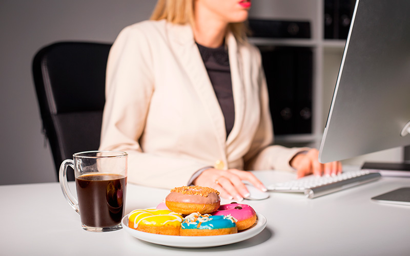Malos hábitos alimenticios en el trabajo: almorzar en la oficina y saltarse el desayuno