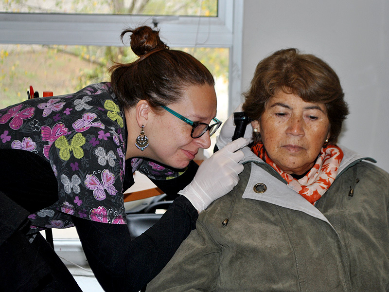 Adultos mayores de San Antonio participan en operativo de evaluación audiológica en Santo Tomás Viña del Mar
