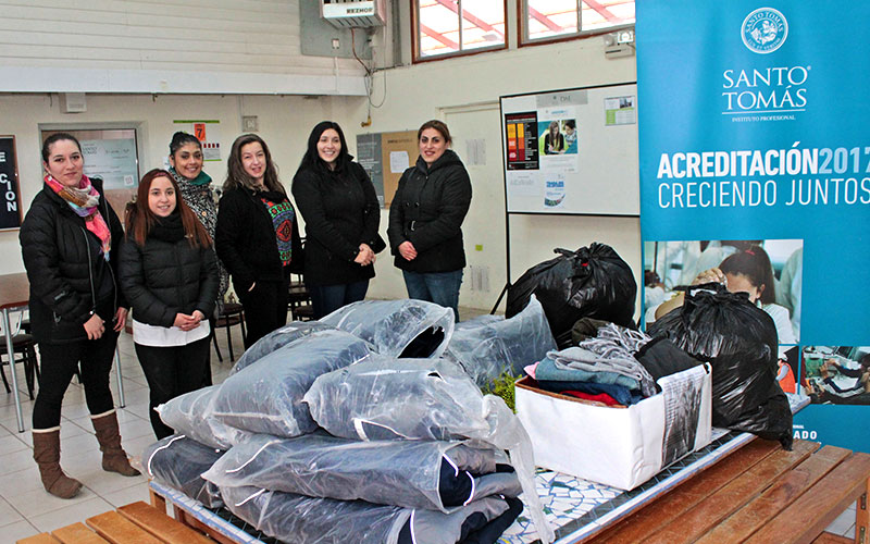 Alumnos de Punta Arenas en campaña: Reúnen ropa para dar abrigo a quienes más lo necesitan