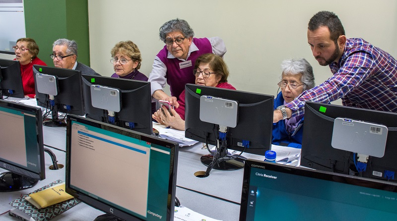 A sus 63 años, Sergio es Monitor de los Cursos de Computación para Adultos Mayores en la UST Santiago