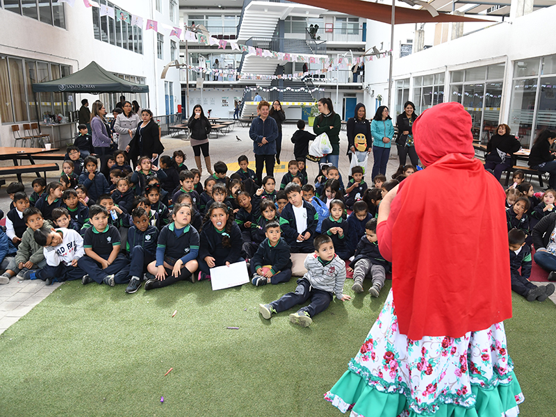Adultos mayores realizaron entretenido cuenta cuentos para niños de la Escuela República de Ecuador