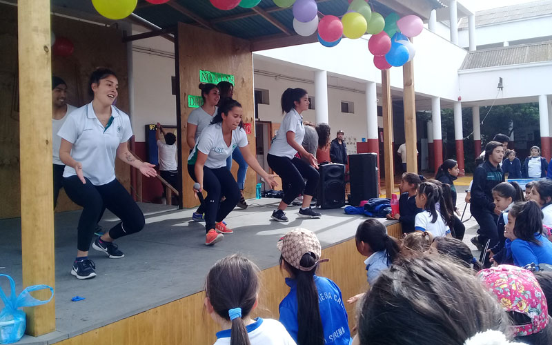 Educación Física llevó baile y entretención a Colegio Javiera Carrera