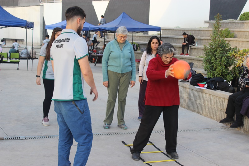 Estudiantes de Preparador Físico realizaron jornada deportiva para adultos mayores en sede San Joaquín