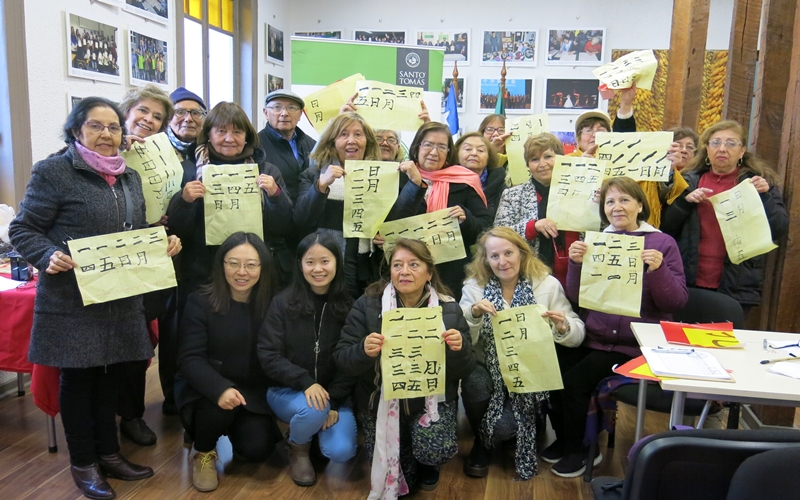 Adultos mayores se dejan encantar por la cultura china en Santiago
