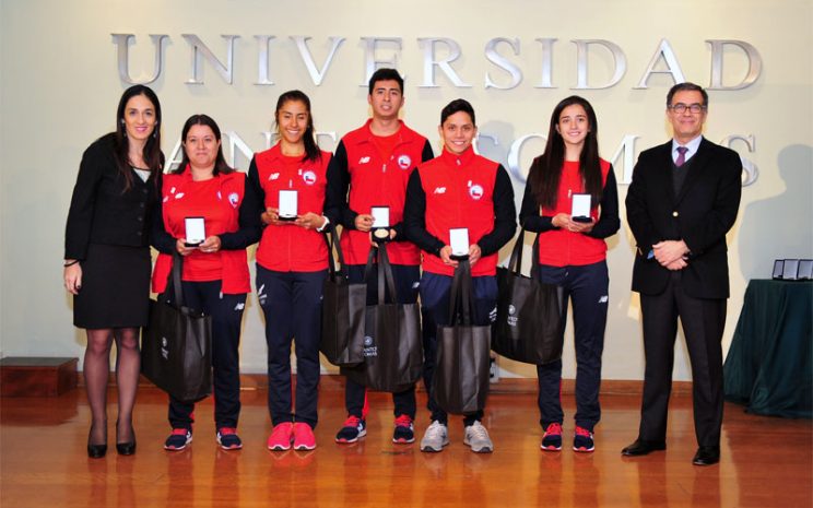 autoridades UST y medallistas de cochabamba