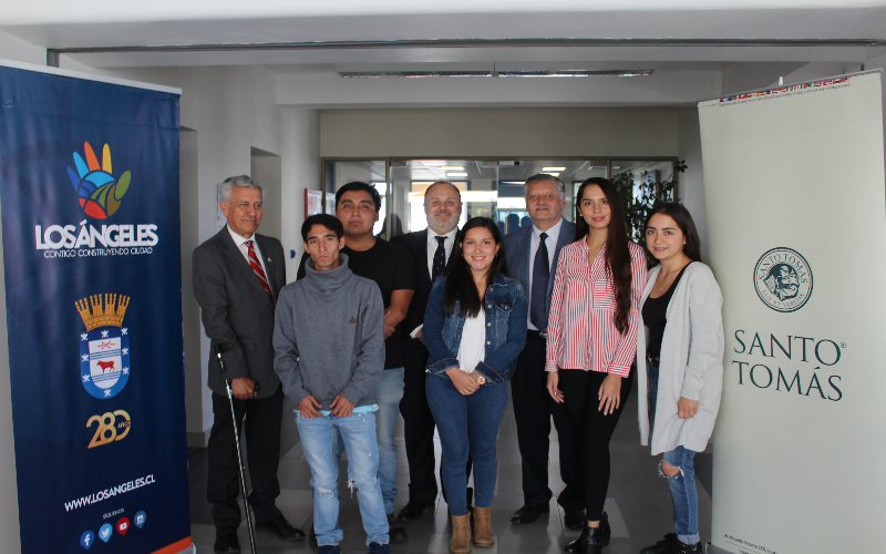 Municipio entrega becas a estudiantes de Santo Tomás Los Ángeles