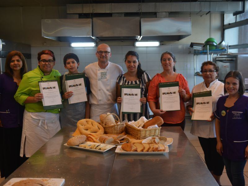 Pan saludable:  emprendedores y aficionados aprenden diversas recetas en taller de Santo Tomás Concepción