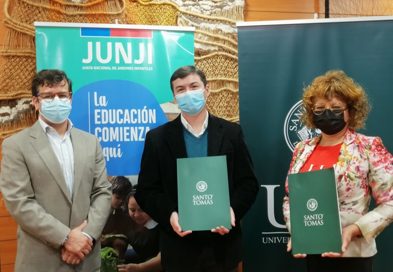JUNJI Arica y Universidad Santo Tomás actualizan convenio de cooperación