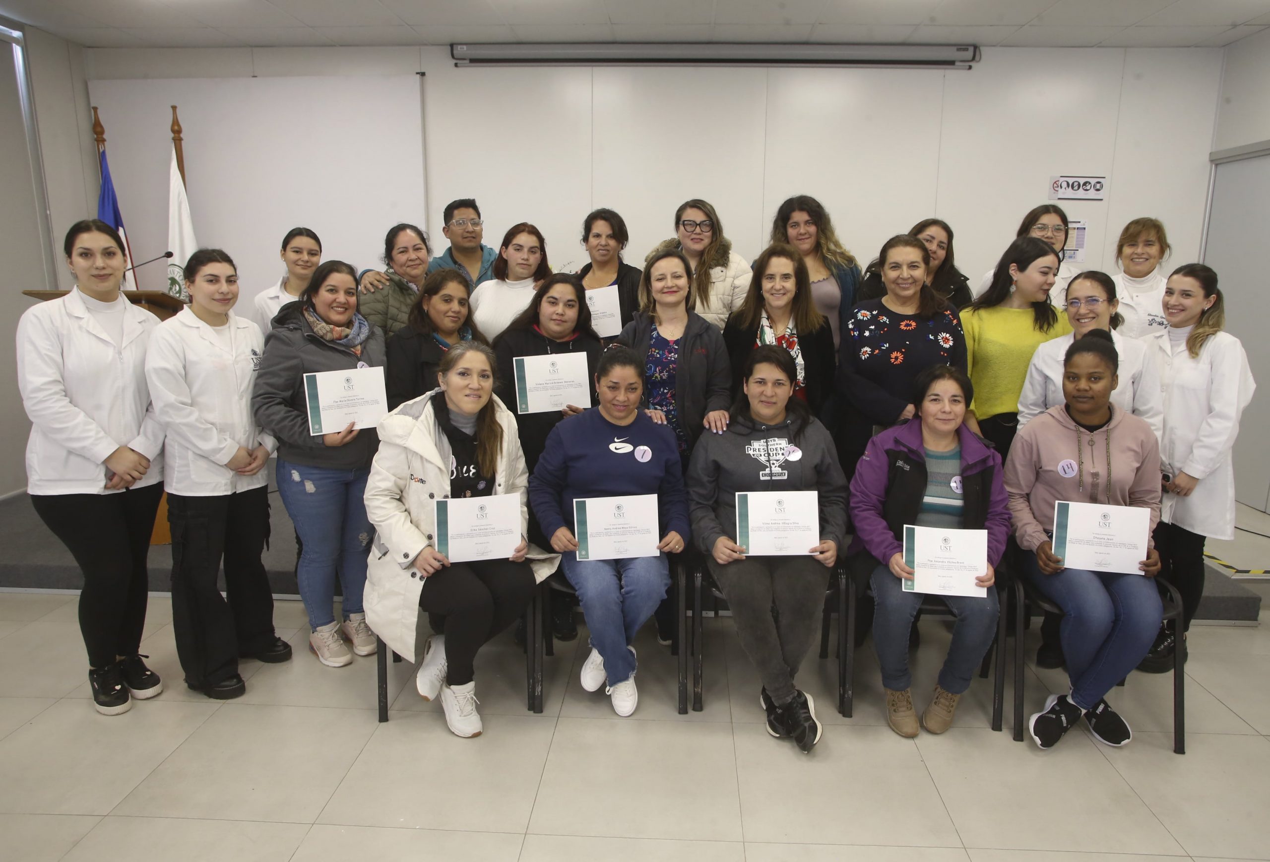 UST Talca realizó capacitación para mejorar cuidado de personas mayores en ELEAM de la Fundación Las Rosas 