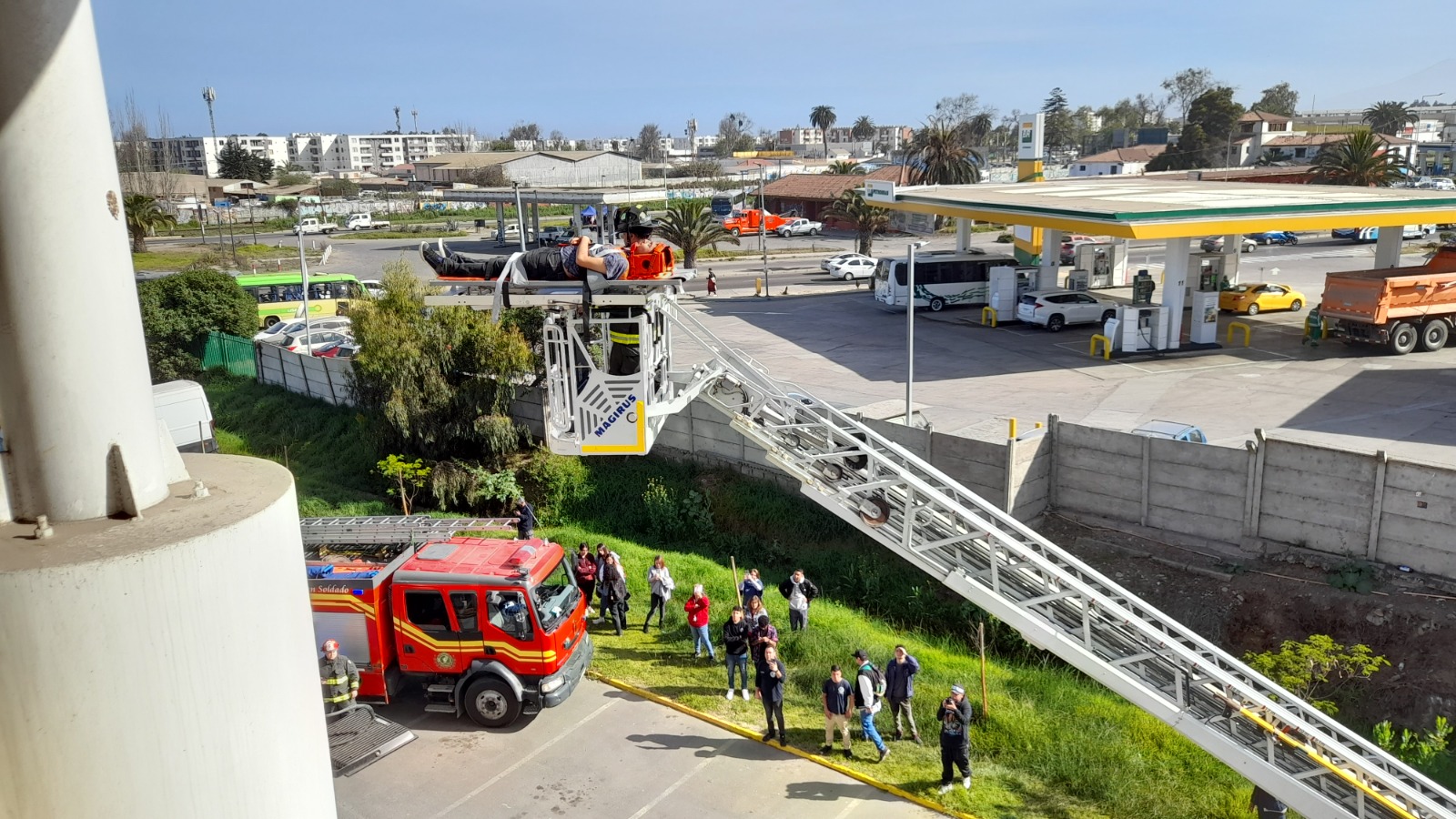 Estudiantes del área de Salud Santo Tomás dieron vida a simulación de siniestro en altura con apoyo de bomberos de La Serena