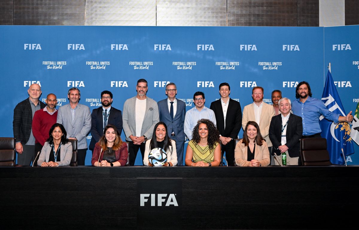 Ganadores del Premio Red Universitaria Internacional UST/FIFA/CIES visitan las oficinas de la FIFA y del CIES en Suiza