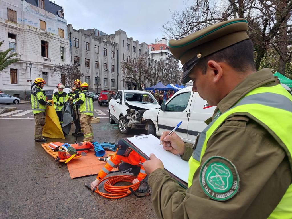 CON IMPONENTE SIMULACRO DE ACCIDENTE EN CENTRO DE TALCA LLAMAN A PREVENIR SINIESTROS VIALES