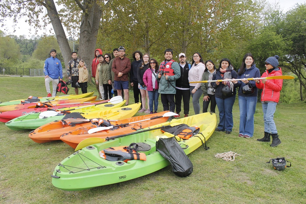 Santo Tomás Osorno realizó limpieza del río Damas en kayak junto a colegios y municipalidad
