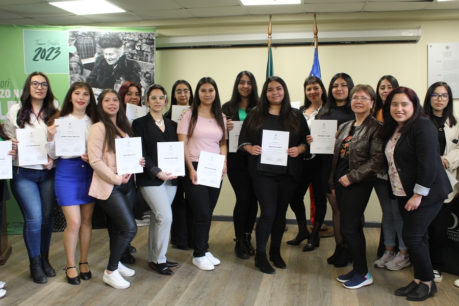 Alumnos del Santo Tomas se certifican en Lengua de Señas