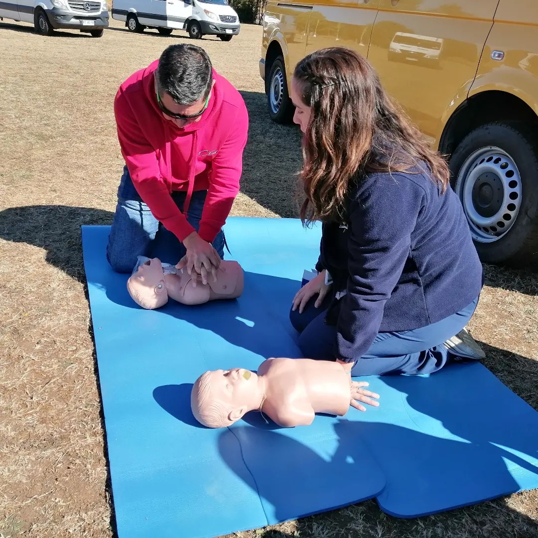 Carrera de Enfermería enseñó a transportistas escolares maniobras de primeros auxilios en lanzamiento de campaña Viaja Seguro 2024