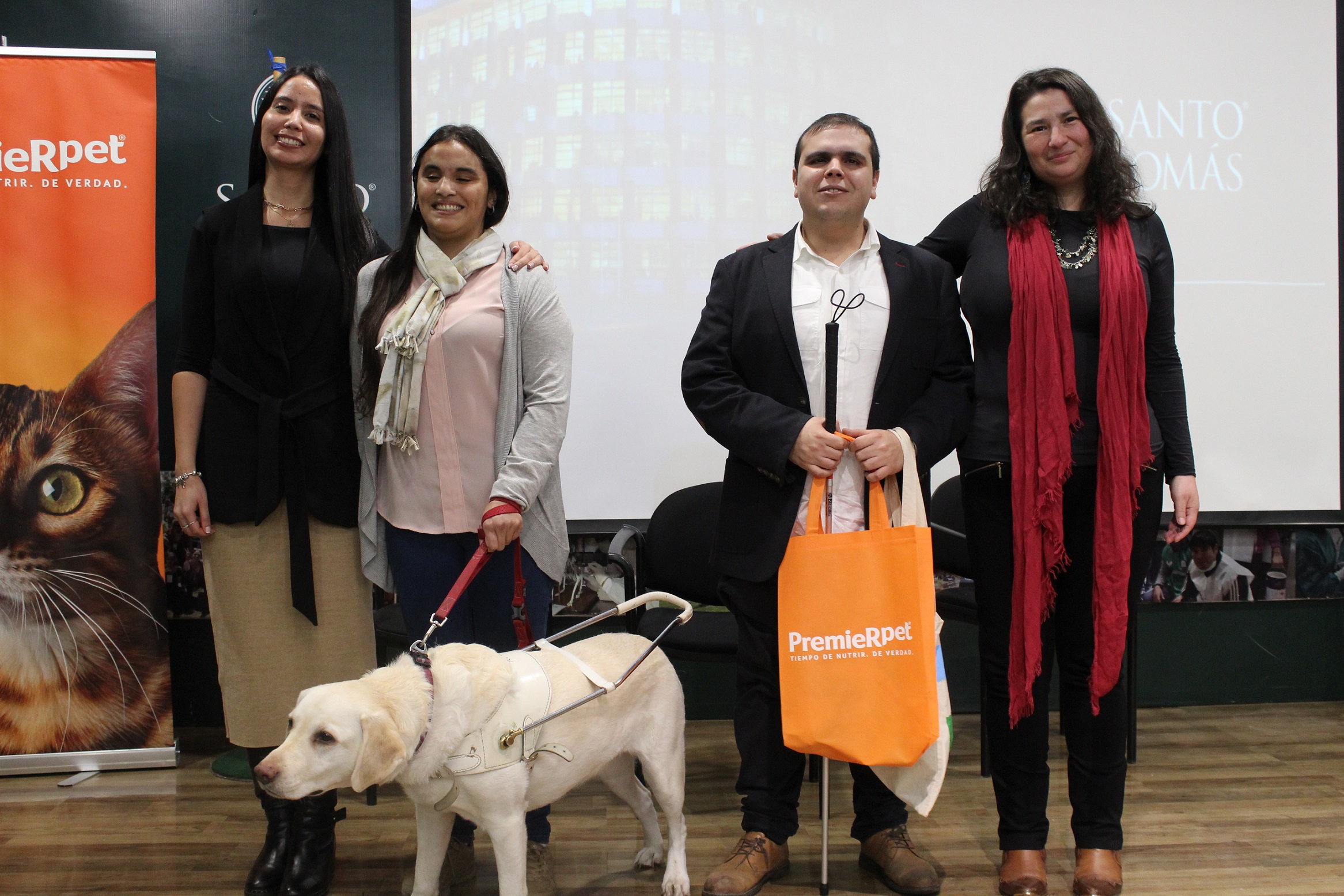 Estudiantes de Santo Tomás Concepción conocen experiencia de usuaria del primer perro guía de Chile