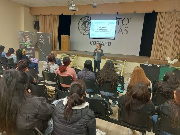 Estudiantes del área de Salud de Santo Tomás Copiapó participaron en conversatorio sobre la vida y aportes de mujeres académicas