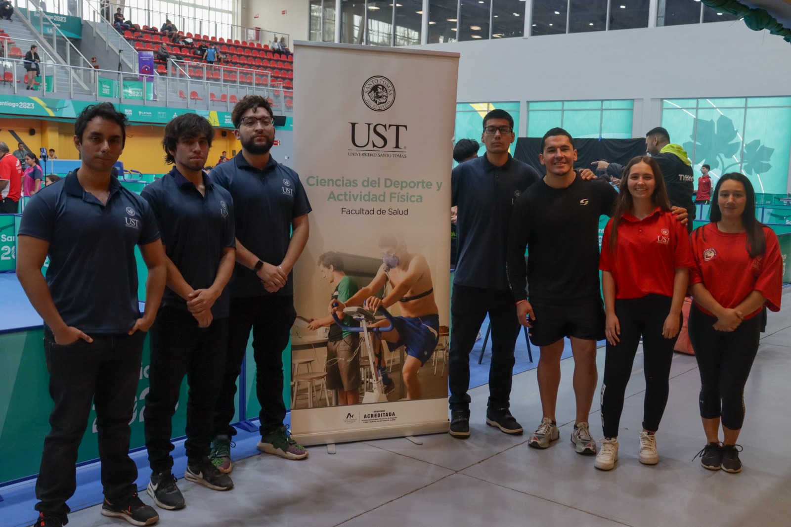 Estudiantes de la UST suman apoyo en torneos internacionales de tenis de mesa