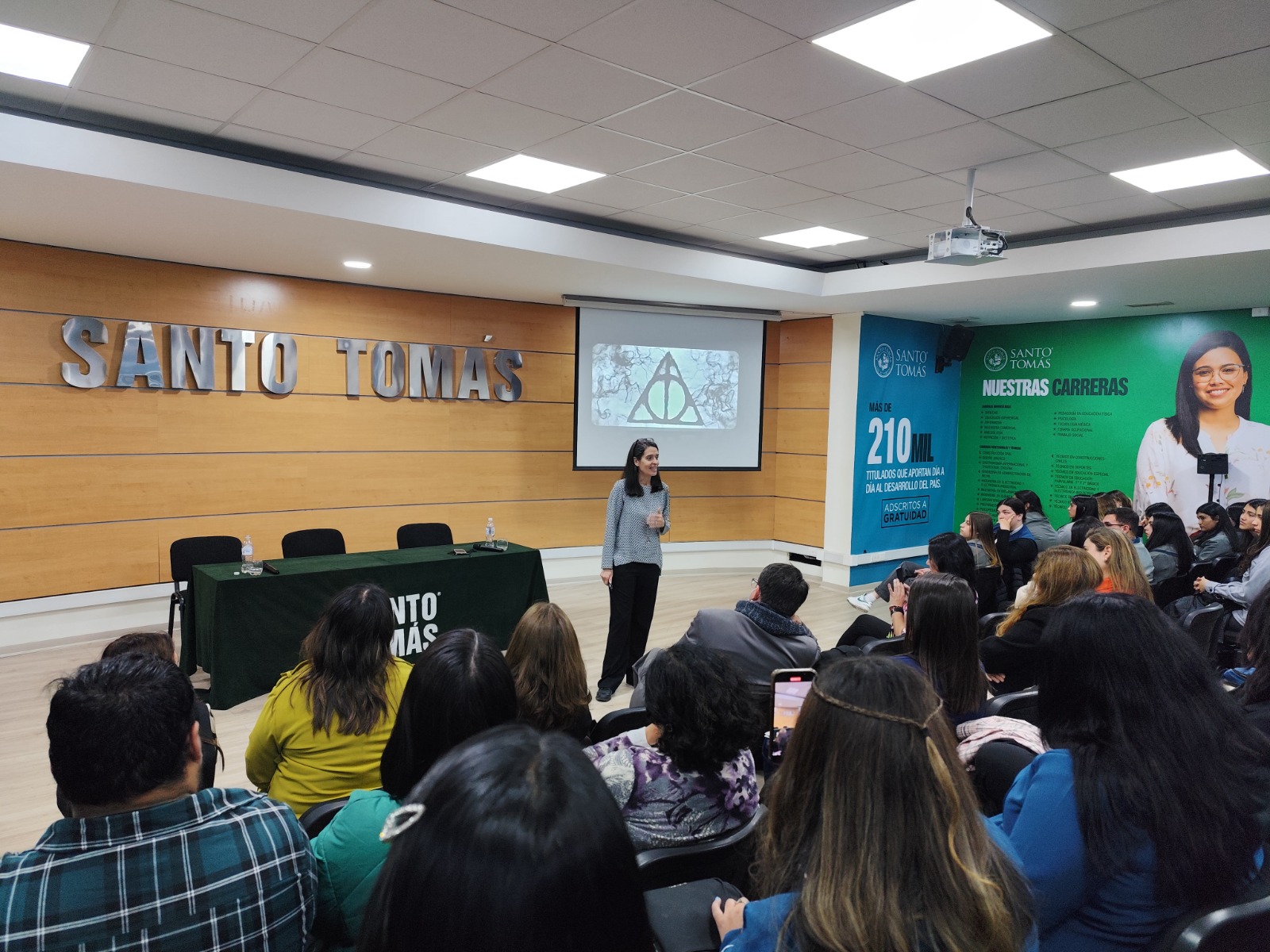 Autora Española considerada una de las Influencer de la Educación realizó su primera visita a Chile con presentación en Santo Tomás La Serena