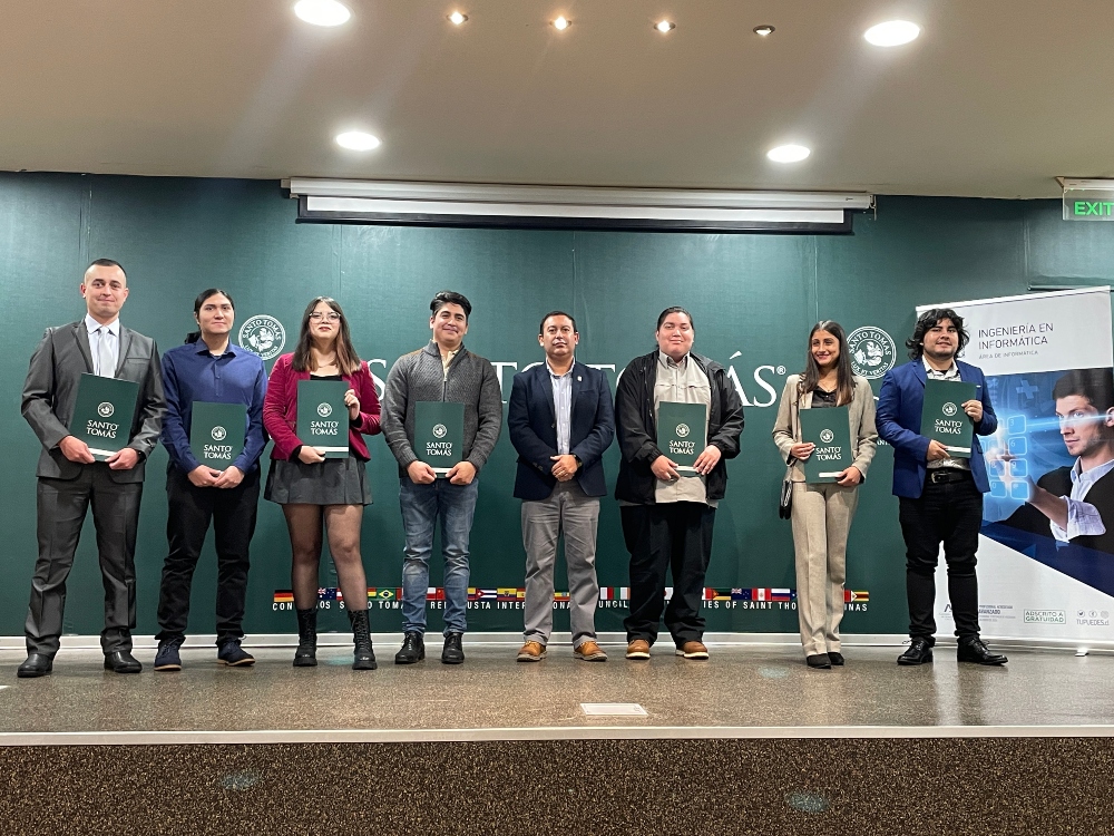 Estudiantes del área informática del Instituto profesional Santo Tomás Temuco reciben certificaciones académicas ligadas a la industria