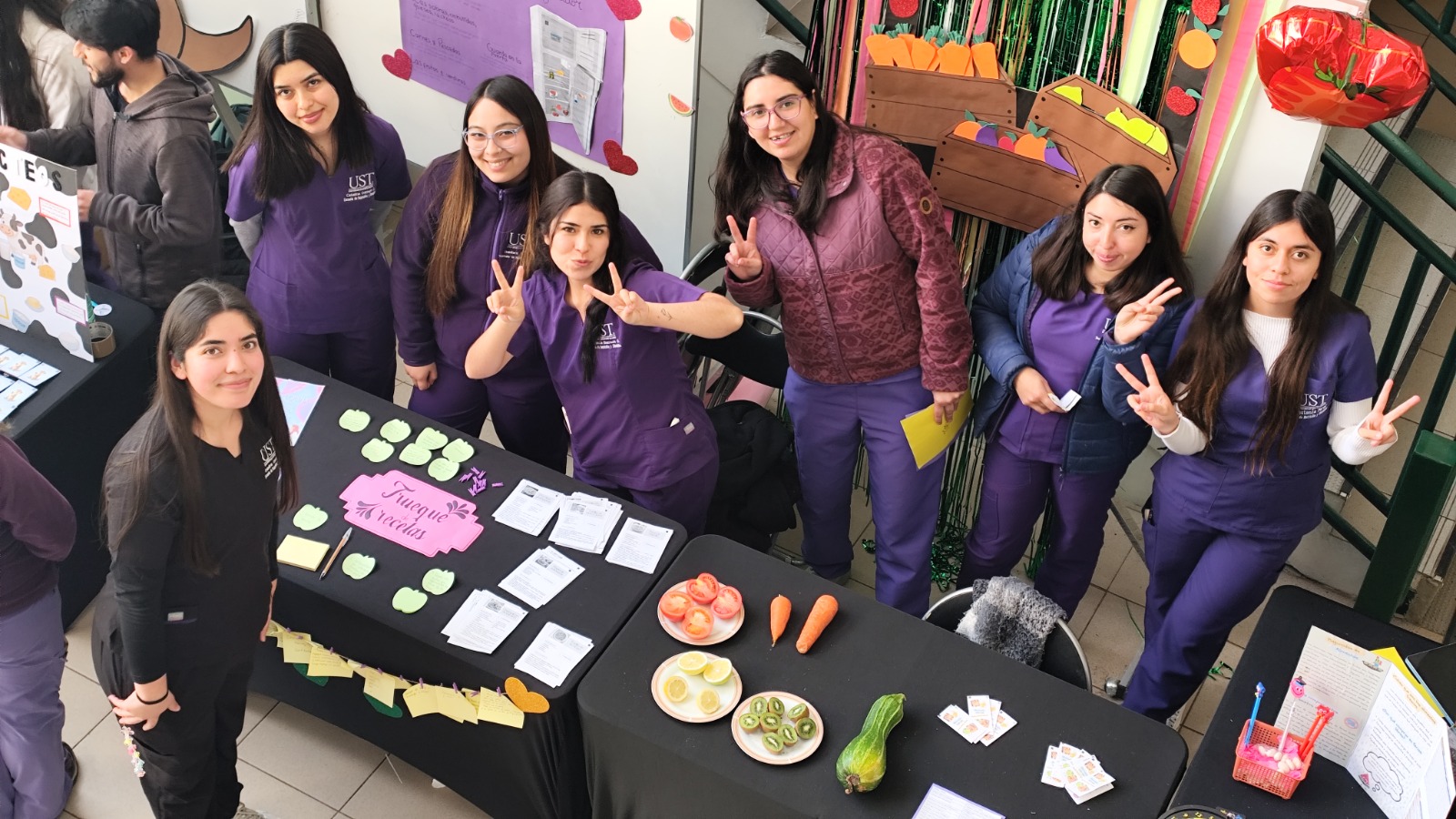 Estudiantes de Nutrición desarrollan feria informativa sobre guías saludables para la población chilena