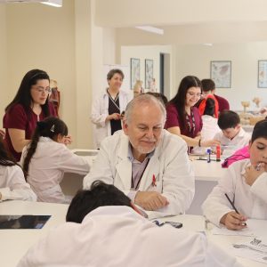 Tecnología Médica de UST, sede Santiago participó en CuriosasMentes 2025