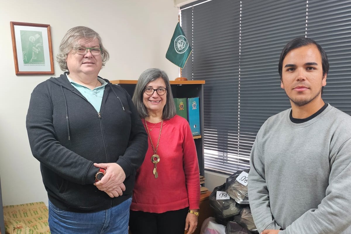 Estudiantes de Tecnología Médica se unen en cruzada solidaria para apoyar a familias con paquetes de alimentos