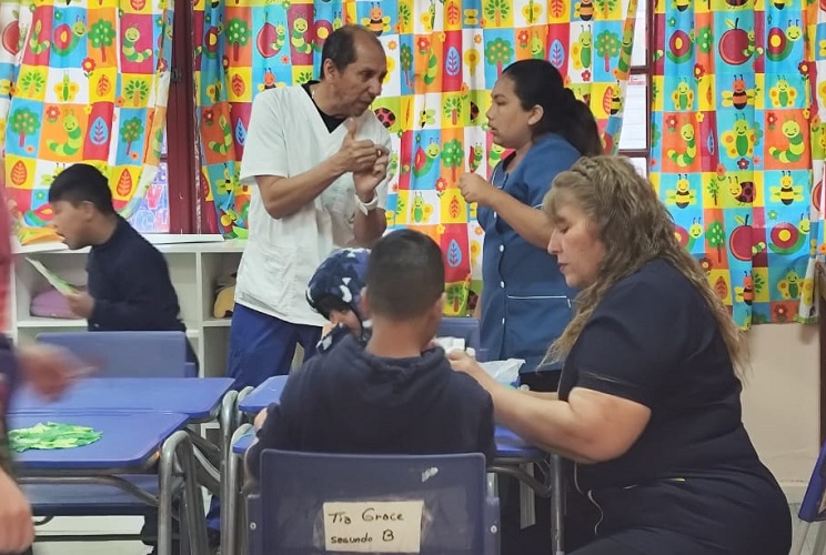 Universidad Santo Tomás lanza kit inclusivo para higiene y autocuidado en niños con discapacidad