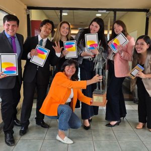 Reconocimiento al equipo de Debates de UST, sede Santiago