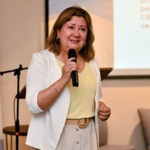 Directora de Ingeniería Comercial expuso en trascendental conversatorio
